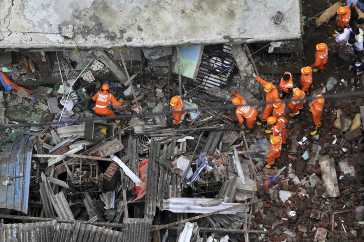 Petugas penyelamat mencari para korban di bawah puing-puing bangunan perumahan tiga lantai yang runtuh di Bhiwandi, dekat Mumbai pada 21 September 2020. 