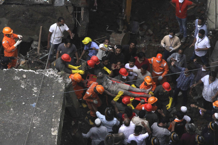 Korban tewas akibat runtuhnya blok apartemen di India barat meningkat menjadi 26 orang, sementara belasan lainnya diyakini masi terjebak di bawah puing-puing bangunan.