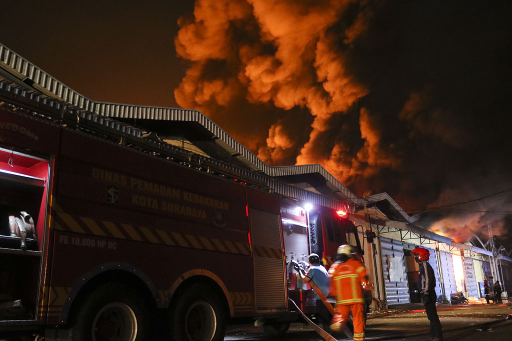 Sekitar 34 kendaraan pemadam kebakaran dikerahkan untuk memadamkan api yang meludeskan tiga gudang beserta isinya di komplek tersebut. 