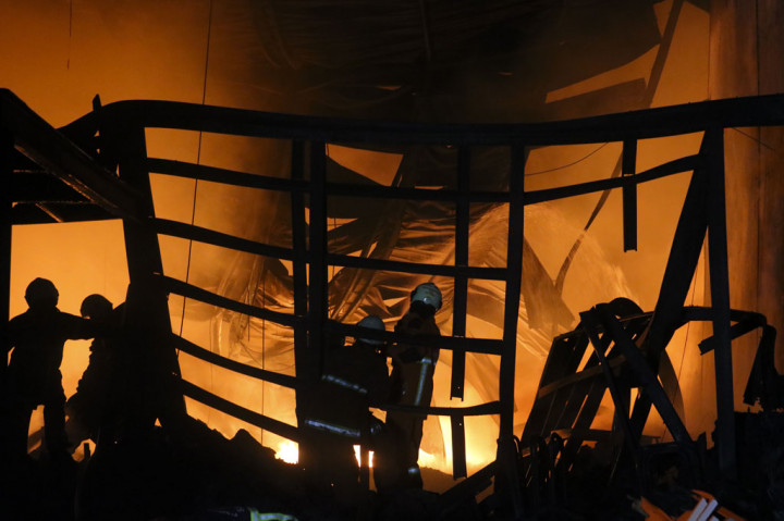 Petugas membutuhkan waktu untuk menjinakkan api, karena gudang tersebut berisi perabot rumah tangga berbahan plastik yang mudah terbakar. 