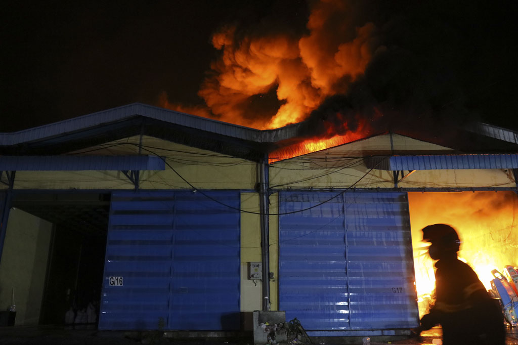 Kebakaran melanda komplek pergudangan Margomulyo Jaya, Surabaya, Jawa Timur, hangus terbakar, Selasa, 22 September 2020 malam. 