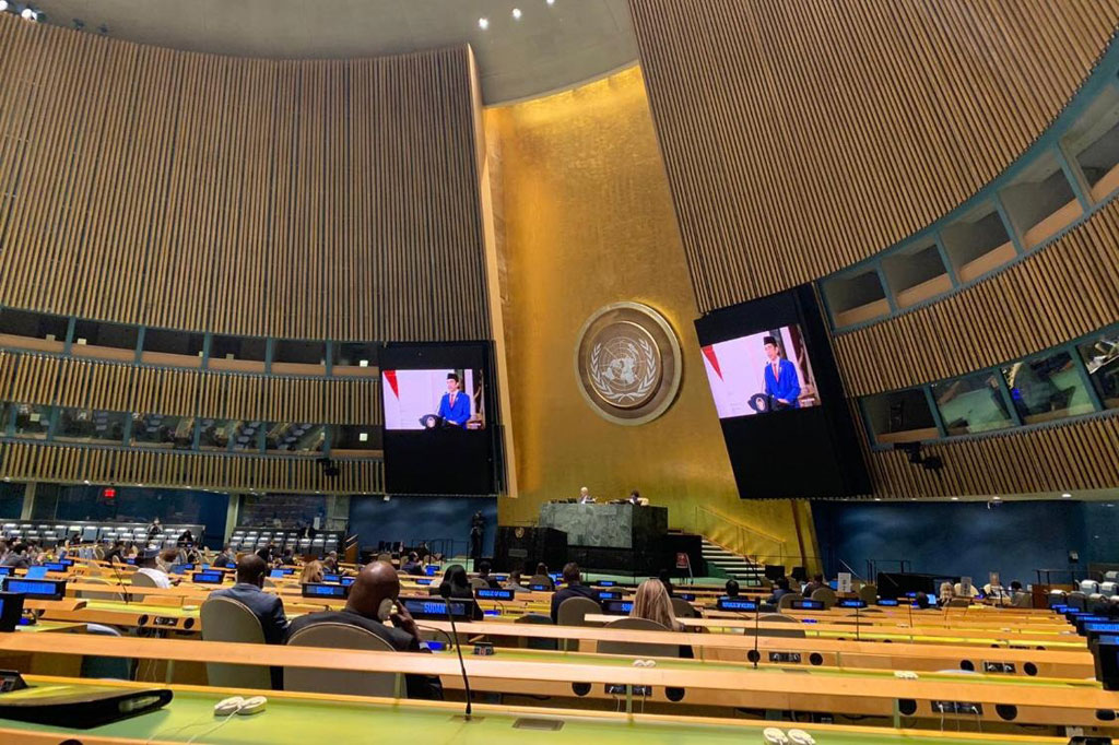 Selanjutnya, dari sisi ekonomi, Presiden menegaskan reaktivasi kegiatan ekonomi harus mulai dilakukan dengan melakukan koreksi terhadap kelemahan-kelemahan 'global supply chain' yang ada saat ini.