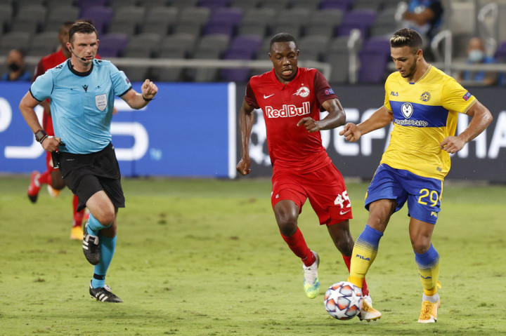Di awal pertandingan Red Bull Salzburg kewalahan meladeni permainan agresif tuan rumah Maccabi Tel Aviv.