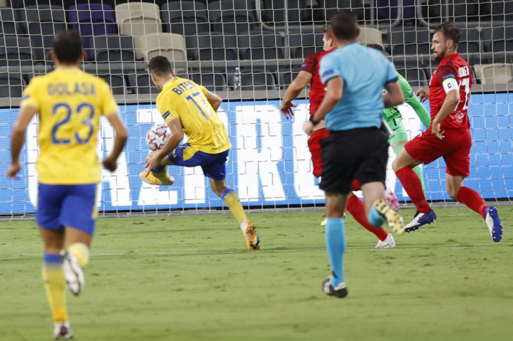 Terus menyerang, tuan rumah akhirnya berhasil menjebol gawang Salzburg pada menit ke-9 lewat sepakan kaki kiri Dan Biton. 