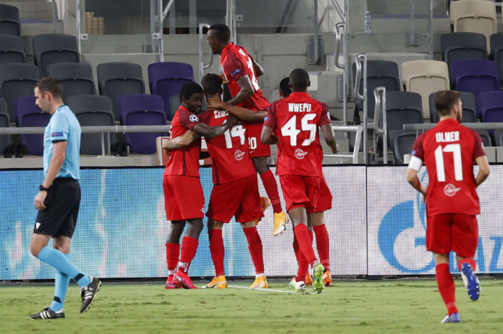 Salzburg akhirnya berhasil menyamakan kedudukan saat empat menit babak kedua berjalan lewat eksekusi penalti Dominik Szoboszlai.