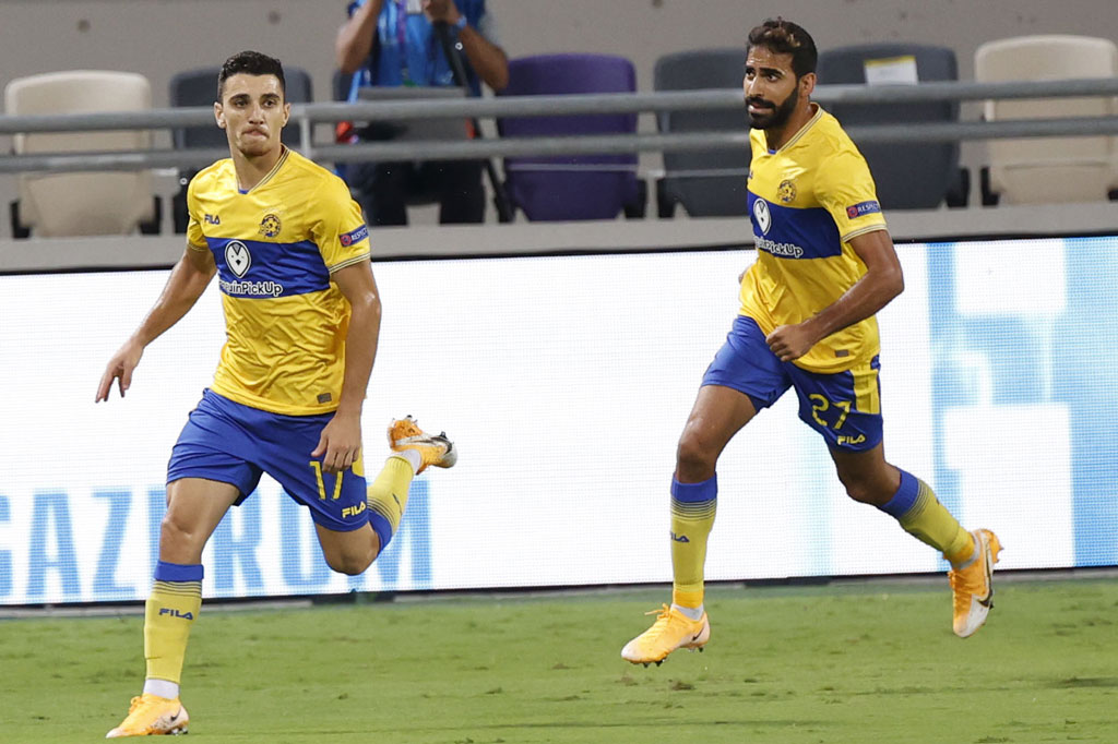 Dan Biton melakukan selebrasi usai menjebol gawang Salzburg.