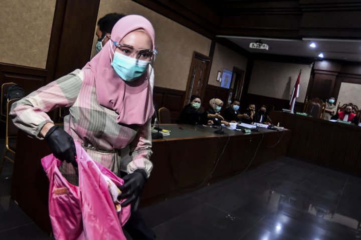 Pinangki juga mengenakan masker ditambah 'face shield' dan sarung tangan warna hitam.