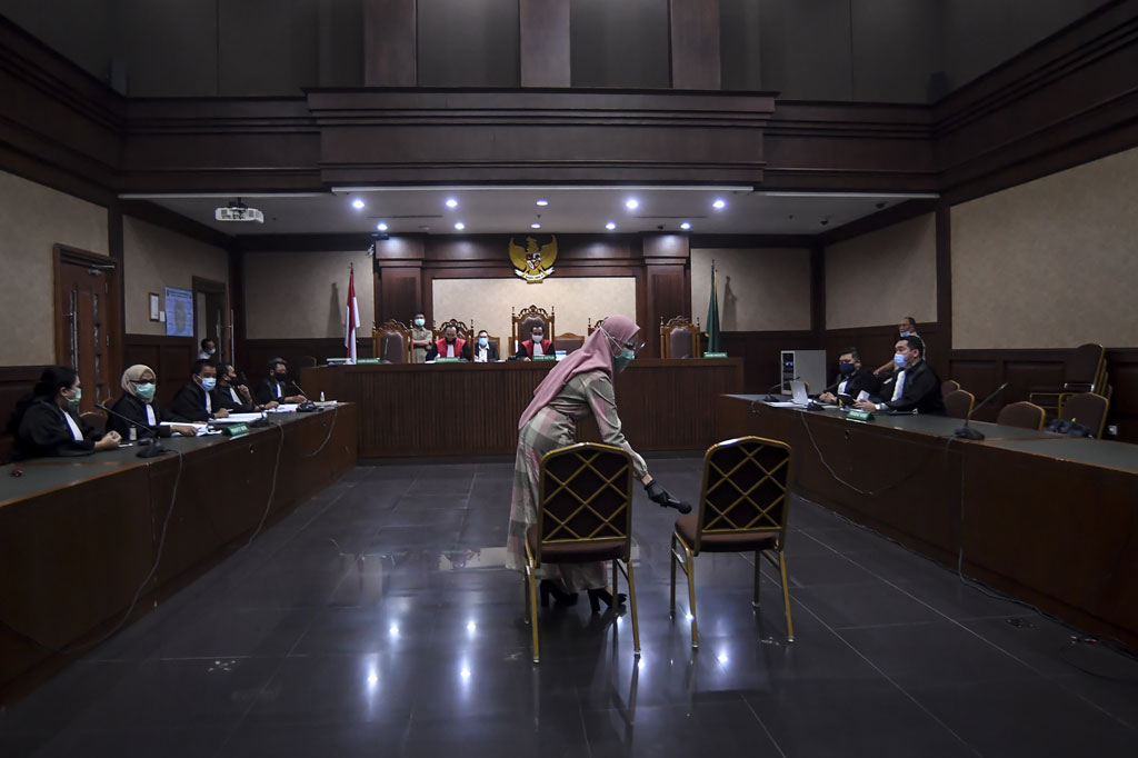 Pinangki mengenakan gamis corak kotak-kotak dengan warna merah muda (pink) dan hijau dipadu dengan kerudung merah muda warna senada. Alas kaki, Pinangki mengenakan 'high heels' warna hitam mengkilat.