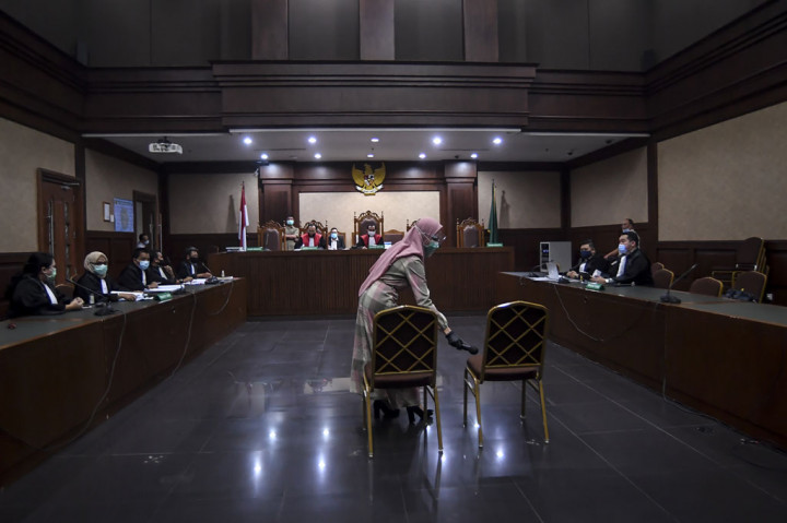 Pinangki mengenakan gamis corak kotak-kotak dengan warna merah muda (pink) dan hijau dipadu dengan kerudung merah muda warna senada. Alas kaki, Pinangki mengenakan 'high heels' warna hitam mengkilat.