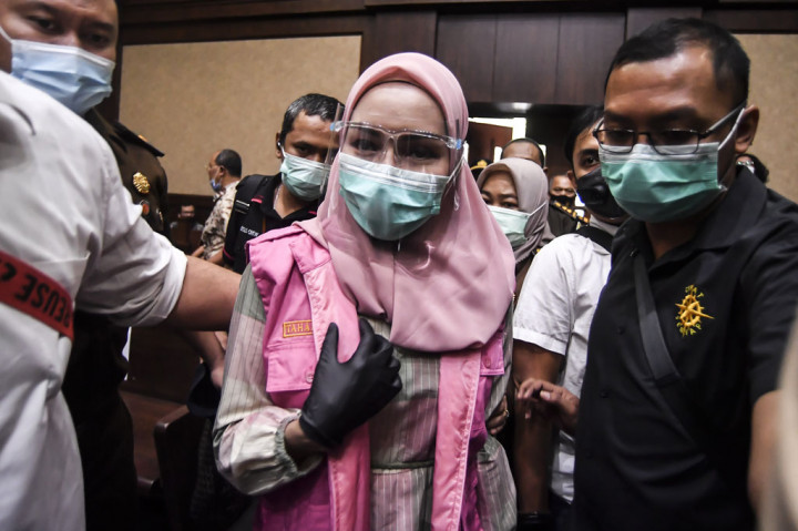 Dalam perkara ini, Pinangki bersama-sama dengan advokat Anita Kolopaking dan pengusaha Andi Irfan Jaya disangkakan membantu buronan terpidana korupsi Cessie Bank Bali Djoko Soegiarto Tjandra untuk pengurusan fatwa ke Mahkamah Agung melalui Kejaksaan Agung agar pidana terhadap Djoko berdasarkan putusan PK 11 Juni 2009 tidak dieksekusi. Pinangki didakwa menerima suap sebesar USD500 ribu (sekitar Rp7,4 miliar) dari USD1 juta yang telah dijanjikan oleh Djoko Tjandra.