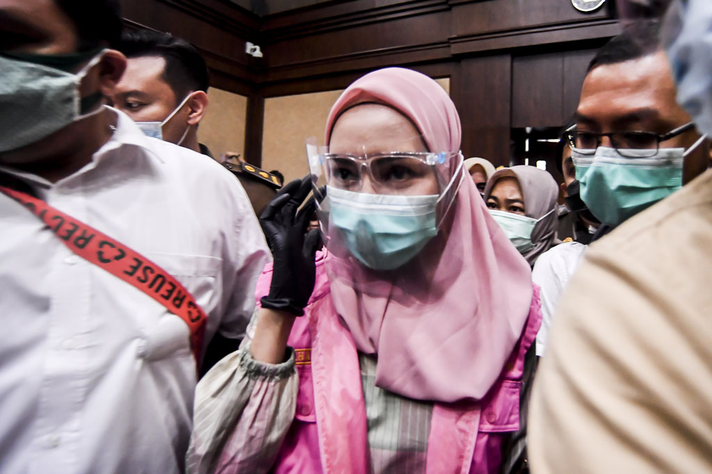 Atas perbuatannya, Pinangki disangkakan melanggar pasal berlapis, yaitu Pasal 5 Ayat (2) juncto Pasal 5 Ayat (1) Huruf a atau Pasal 11 Undang-Undang Nomor 31 Tahun 1999 tentang Pemberantasan Tindak Pidana Korupsi sebagaimana diubah dengan UU No. 20/2001. Selain itu, Pasal 3 UU No. 8/2010 tentang Pencegahan dan Pemberantasan Tindak Pidana Pencucian Uang dan Pasal 15 jo. Pasal 13 UU No. 31/1999 sebagaimana diubah dengan UU No. 20/2001 jo. Pasal 88 KUHP.