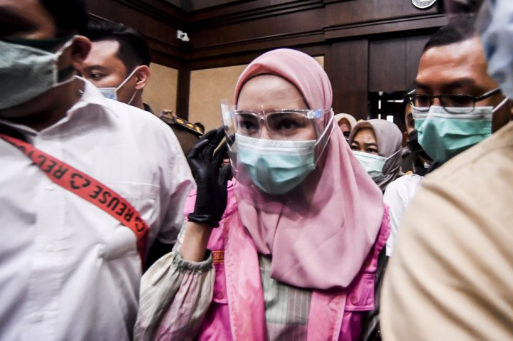 Atas perbuatannya, Pinangki disangkakan melanggar pasal berlapis, yaitu Pasal 5 Ayat (2) juncto Pasal 5 Ayat (1) Huruf a atau Pasal 11 Undang-Undang Nomor 31 Tahun 1999 tentang Pemberantasan Tindak Pidana Korupsi sebagaimana diubah dengan UU No. 20/2001. Selain itu, Pasal 3 UU No. 8/2010 tentang Pencegahan dan Pemberantasan Tindak Pidana Pencucian Uang dan Pasal 15 jo. Pasal 13 UU No. 31/1999 sebagaimana diubah dengan UU No. 20/2001 jo. Pasal 88 KUHP.