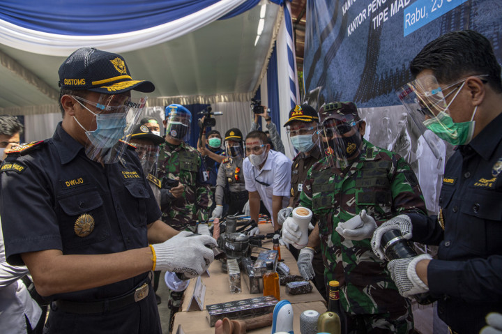 Kepala Kantor Wilayah Bea dan Cukai Sumatera bagian timur Dwijo Muryono (kiri) berbincang dengan Kepala Kantor Pengawasan dan Pelayanan Bea dan Cukai Tipe Madia Pabean B Palembang Abdul Harris (kanan) serta pejabat lainnya saat pemusnahan barang yang menjadi milik negara di Palembang, Sumatera Selatan.
