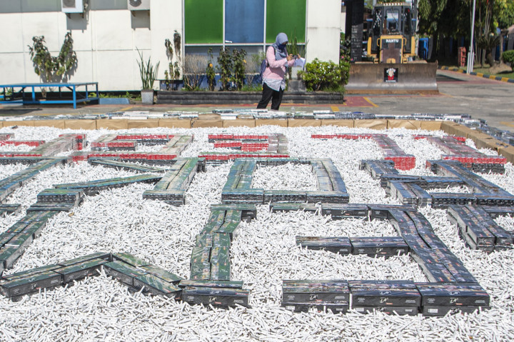 Wartawan memotret barang bukti rokok ilegal saat pemusnahan barang yang menjadi milik negara di Palembang, Sumatera Selatan.