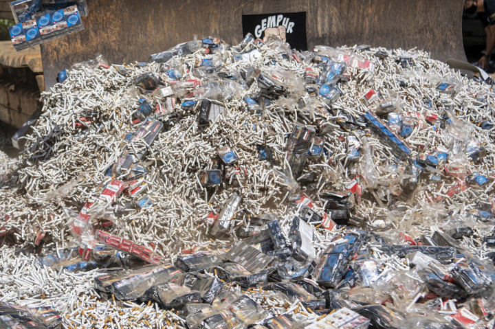 Kantor Wilayah Bea dan Cukai Sumatera bagian timur bersama Kantor Pengawasan dan Pelayanan Bea dan Cukai Type Madia Pabean B Palembang memusnahan 5.714.869 batang rokok ilegal, 330 botol minuman keras impor ilegal, 200.800gram tembakau iris, delapan buah airsoft gun, 125 buah sex toys, 10 buah dental equipment, 186 buah busur panah dan 432 buah karpet dengan total nilai sebesar Rp2,8 miliar dengan potensi kerugian negara yang ditimbulkan sebesar Rp2,7 miliar.