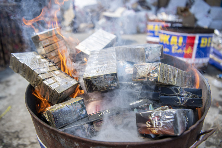 Sejumlah barang bukti rokok ilegal dimuskahkan dengan cara dibakar di Palembang, Sumatera Selatan.