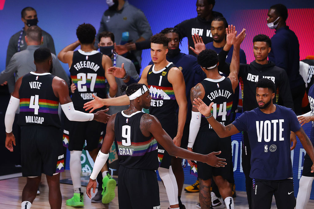 Para pemain Denver Nuggets meluapkan kegembiraan usai mempersempit defisit atas LA Lakers menjadi 1-2 dalam final playoff NBA Wilayah Barat, Rabu, 23 September 2020 WIB. Nuggets menang 114-106 atas unggulan utama Lakers dalam gim ketiga.