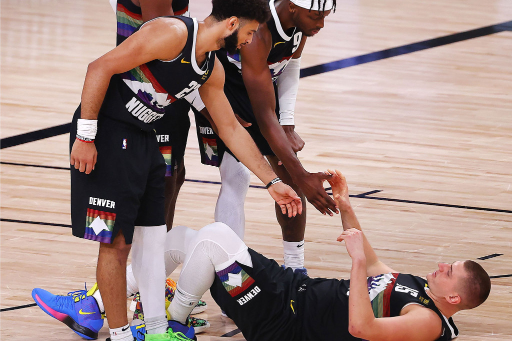 Nikola Jokic menyumbangkan 22 poin dan 10 rebound ketika unggulan ketiga Denver mencatat kemenangan pertama dalam final wilayah berformat best-of-seven ini.