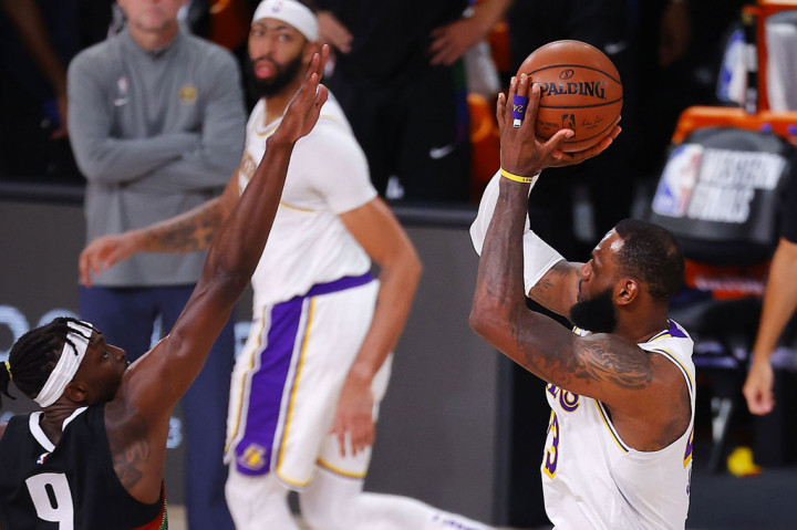 Sementara LeBron James menciptakan 'triple-double' dengan 30 poin, 10 rebound, dan 11 assist untuk Lakers. Hasil tersebut sekaligus membuat kemenangan keenam berturut-turut Lakers harus terhenti di tangan Denver.