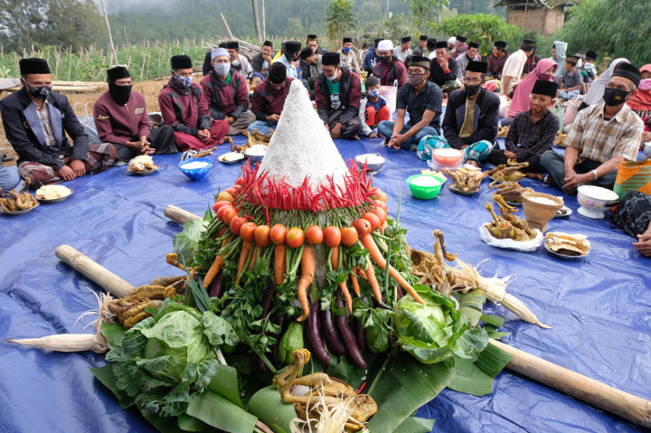 Tradisi merti dusun setiap bulan Sapar penanggalan Jawa tahun ini dilaksanakan oleh masyarakat petani setempat secara sederhana dengan permohonan doa khusus agar pandemi Covid-19 segera berakhir. 