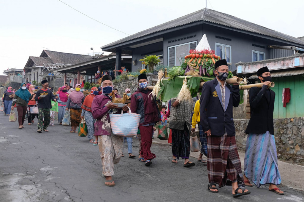 ejumlah warga mengikuti kirab saat tradisi merti dusun Mantran di kawasan lereng Gunung Andhong Dusun Mantran Wetan, Giri Rejo, Ngablak, Magelang, Jateng.