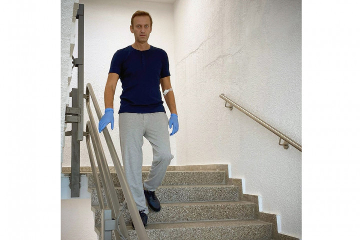Sabtu kemarin, Navalny yang merupakan kritikus keras Presiden Rusia Vladimir Putin mengunggah foto dari RS Charite. Dalam foto, Navalny terlihat berjalan menuruni tangga rumah sakit.
