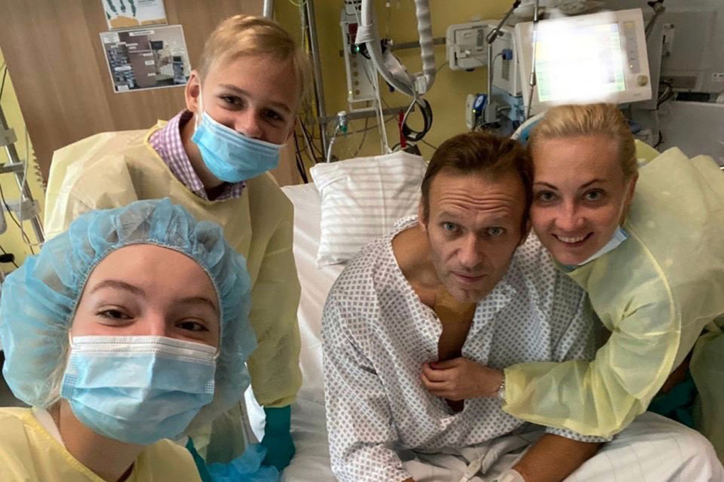 Ia berterima kasih kepada tim dokter Jerman yang berhasil memulihkan kondisi kesehatannya secara signifikan. Pekan kemarin, RS Charite mengumumkan bahwa Navalny sudah keluar dari koma dan tidak lagi menggunakan ventilator serta bisa turun dari tempat tidur.