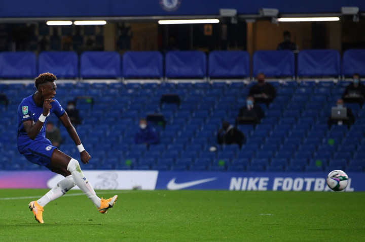 Bermain di kandang sendiri, Chelsea baru bisa membuka keunggulan saat laga memasuki menit ke-19 lewat Tammy Abraham.