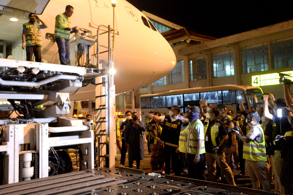 Gubernur Sulut Olly Dondokambey (rompi Bea Cukai), mengawasi proses pemuatan kargo hasil laut yang akan diekspor di Bandara Internasional Sam Ratulangi, Manado, Sulawesi Utara, Rabu, 23 September 2020. 
