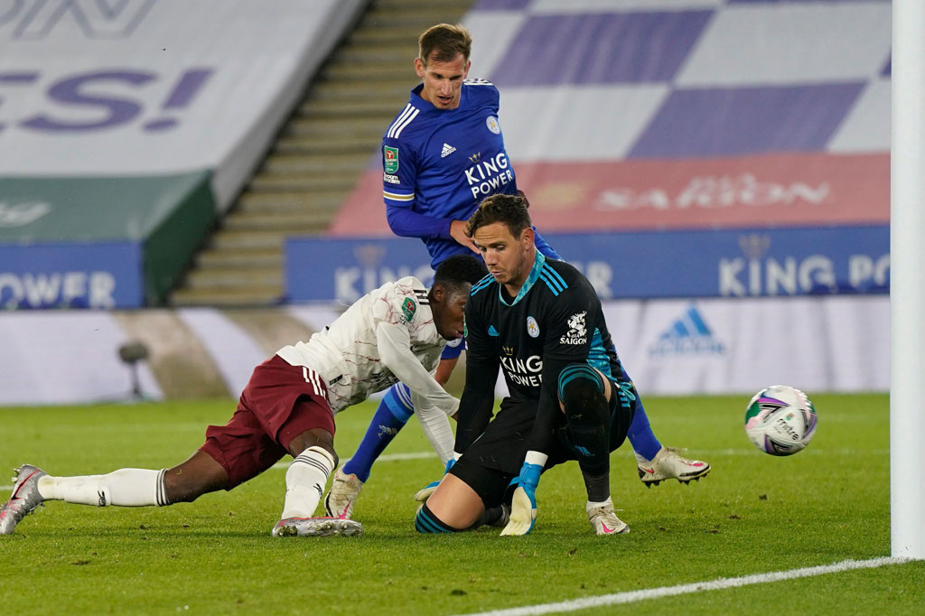 Tepat di pengujung waktu normal, laga berakhir bagi Leicester setelah Daniel Amartey terpeleset dan gagal merebut bola yang diselesaikan oleh Eddie Nketiah dengan baik untuk memastikan kemenangan Arsenal jadi 2-0.