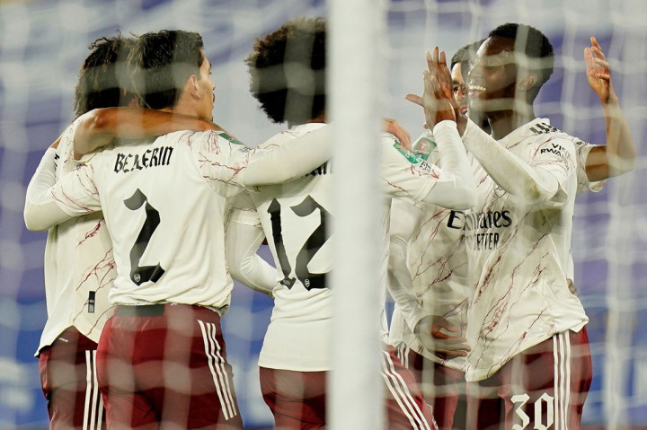 Eddie Nketiah (kanan) melakukan selebrasi bersama rekan-rekan setimnya.