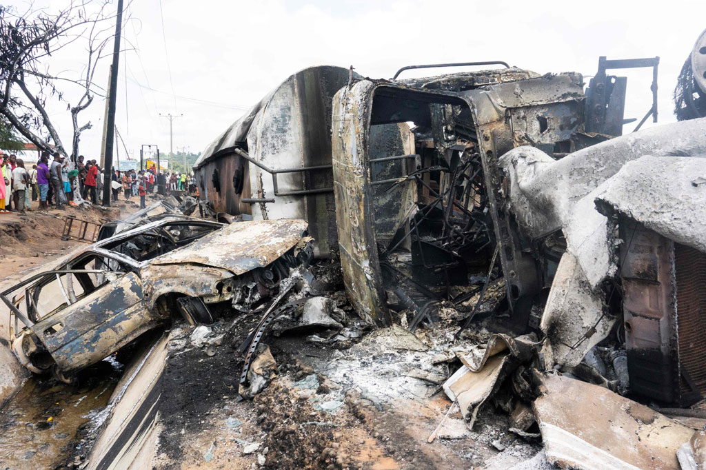Puing-puing truk tangki dan beberapa kendaraan lainnya yang terbakar di Lokoja, Nigeria, pada Rabu, 23 September 2020 waktu setempat.