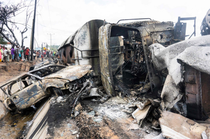 Puing-puing truk tangki dan beberapa kendaraan lainnya yang terbakar di Lokoja, Nigeria, pada Rabu, 23 September 2020 waktu setempat.