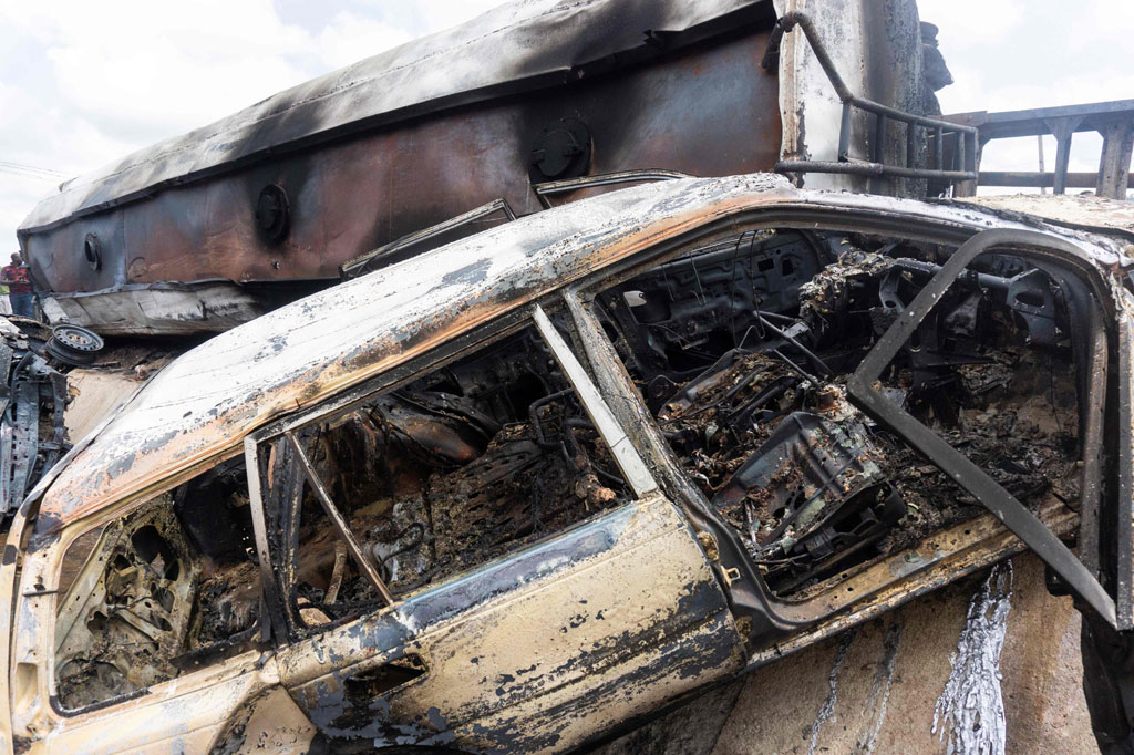 Kecelakaan terjadi setelah rem truk tangki rusak dan pengemudi kehilangan kendali. Korban tewas termasuk mahasiswa yang berada di dalam bus yang turut terbakar dalam kecelakaan tersebut.