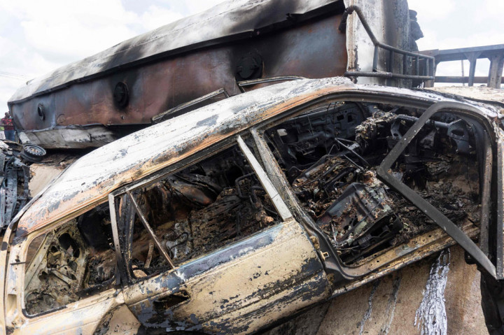 Kecelakaan terjadi setelah rem truk tangki rusak dan pengemudi kehilangan kendali. Korban tewas termasuk mahasiswa yang berada di dalam bus yang turut terbakar dalam kecelakaan tersebut.