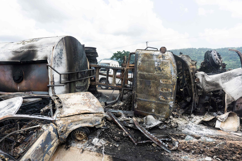 Sedikitnya 23 orang tewas setelah sebuah truk tangki yang membawa bensin terbalik dan meledak di jalan raya yang sibuk di Lokoja, Ibu Kota Negara Bagian Kogi, Rabu, 23 September 2020 waktu setempat.