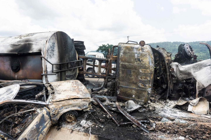 Sedikitnya 23 orang tewas setelah sebuah truk tangki yang membawa bensin terbalik dan meledak di jalan raya yang sibuk di Lokoja, Ibu Kota Negara Bagian Kogi, Rabu, 23 September 2020 waktu setempat.