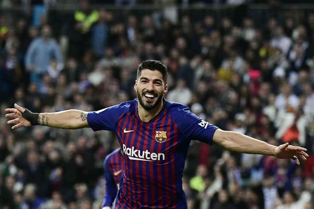 Suarez meninggalkan Barcelona setelah mempersembahkan Liga Champions, empat gelar La Liga, dan empat trofi Copa del Rey. Ia mencetak 198 gol untuk klub di semua kompetisi.