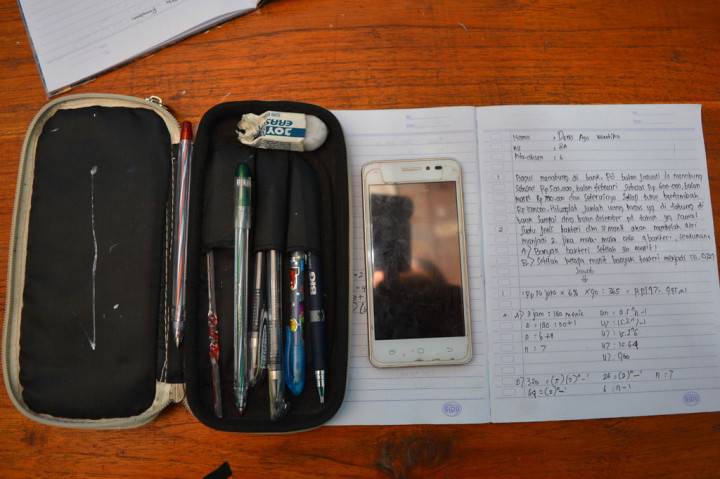 Pandemi covid-19 mengubah aktivitas masyarakat sehari-hari, termasuk dunia pendidikan. Pemerintah Indonesia melalui Kementerian Pendidikan dan Kebudayaan mengeluarkan surat edaran untuk belajar di rumah atau kelas online (daring). 