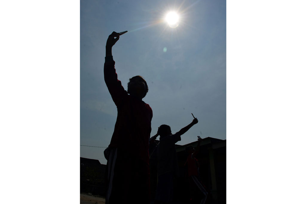 Pembelajaran secara daring memunculkan masalah tersendiri bagi anak-anak yang tinggal di wilayah pelosok yang tidak bisa mengakses jaringan internet. Seperti yang dialami anak-anak di Desa Marmoyo dan Dusun Ngapus, Desa Sumberaji, Kecamatan Kabuh, Kabupaten Jombang, Jawa Timur. Desa Marmoyo serta Dusun Ngapus merupakan desa pelosok di wilayah utara Kabupaten Jombang. Sebagian wilayahnya berupa hutan yang berbatasan langsung dengan Kabupaten Lamongan dan Bojonegoro. 