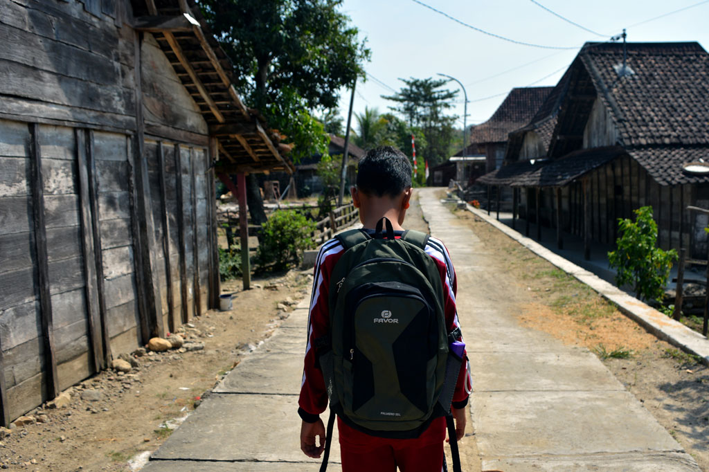 Di Desa Marmoyo, keberadaan jaringan internet merupakan sesuatu yang sangat sulit didapatkan. Lokasi yang menyediakan akses internet melalui WiFi juga sangat terbatas. Di antaranya ada di Kantor Desa Marmoyo, SDN Marmoyo, serta 10 rumah penduduk.