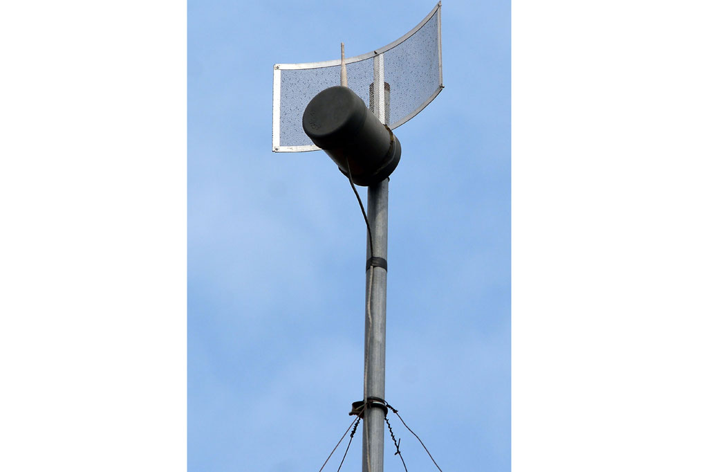 Kondisi ini memaksa anak-anak yang tinggal di wilayah terpencil untuk berkumpul di rumah-rumah warga yang menyediakan akses internet melalui WiFi agar dapat mengakses pelajaran. Beberapa siswa ada yang bergantian memakai ponsel karena orang tua mereka tidak mampu membelikan gawai untuk belajar. 