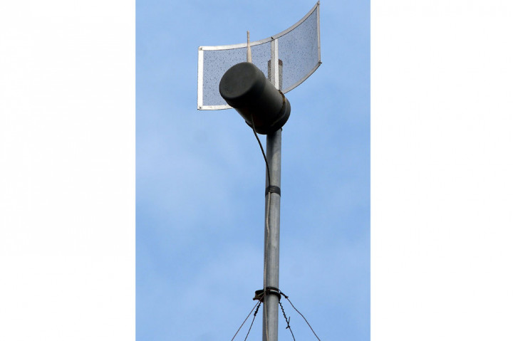 Kondisi ini memaksa anak-anak yang tinggal di wilayah terpencil untuk berkumpul di rumah-rumah warga yang menyediakan akses internet melalui WiFi agar dapat mengakses pelajaran. Beberapa siswa ada yang bergantian memakai ponsel karena orang tua mereka tidak mampu membelikan gawai untuk belajar. 