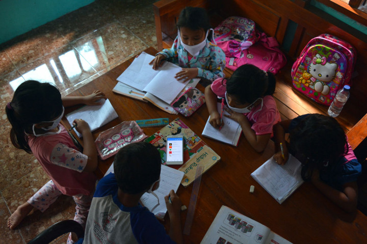 Melihat kondisi tersebut, pemerintah desa bersama polisi berinisiatif membuat rumah pintar dengan fasilitas WiFi gratis, yang bisa digunakan pelajar yang ada di Dusun Randurejo, Desa Marmoyo. 