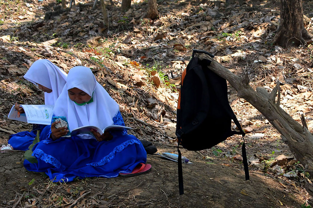 Sementara itu, anak-anak sekolah yang ada di dusun Ngapus, desa Sumberaji, Kecamatan Kabuh, juga mengalami persoalan yang sama.  Sejumlah pelajar kelas VI SDN Sumberaji 2 terpaksa belajar daring di kawasan makam. Lantaran hanya di makam umum inilah, sinyal seluler terbaik bisa ditemukan. 