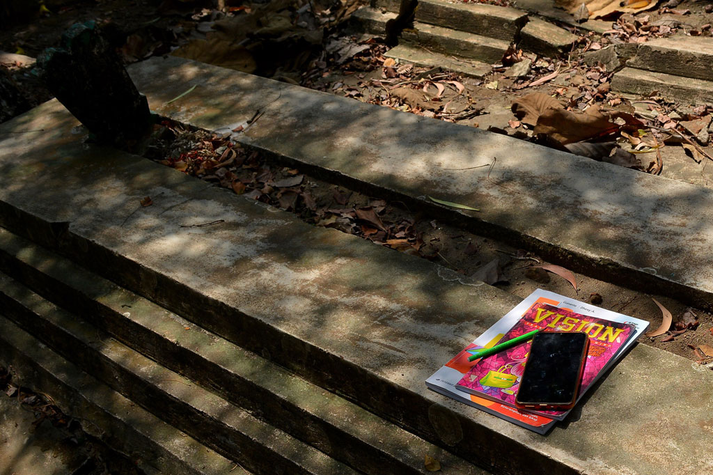 Lokasi makam umum tersebut memang berada lebih tinggi dibandingkan pemukiman penduduk, dan menjadi tempat favorit para siswa belajar sejak diberlakukannya pembelajaran jarak jauh akibat pandemi covid-19. 