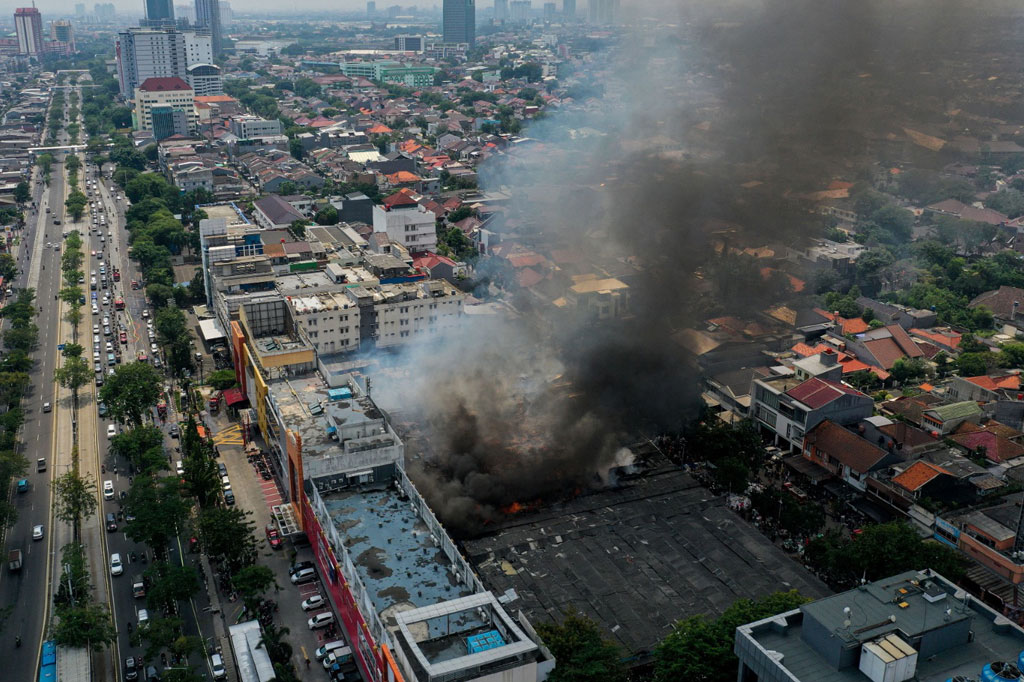 Suku Dinas Penanggulangan Kebakaran dan Penyelamatan Jakarta Pusat menerjunkan sedikitnya 20 unit mobil pemadam kebakaran untuk memadamkan api.
