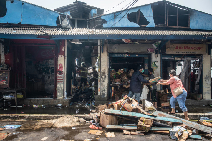Kurang lebih 20 unit mobil pemadam kebakaran dikerahkan untuk memadamkan api, sedangkan penyebab kebakaran masih dalam penyelidikan pihak yang berwenang.