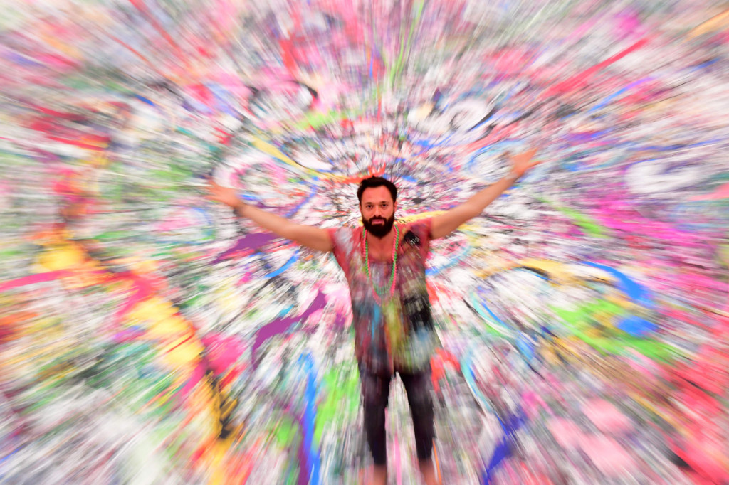 Berpusat dengan tema koneksi, pemisahan dan isolasi selama pandemi, kontribusi anak-anak yang dicetak di atas kertas, dimasukkan ke dalam lukisan dengan bentuk melingkar di atas kanvas.