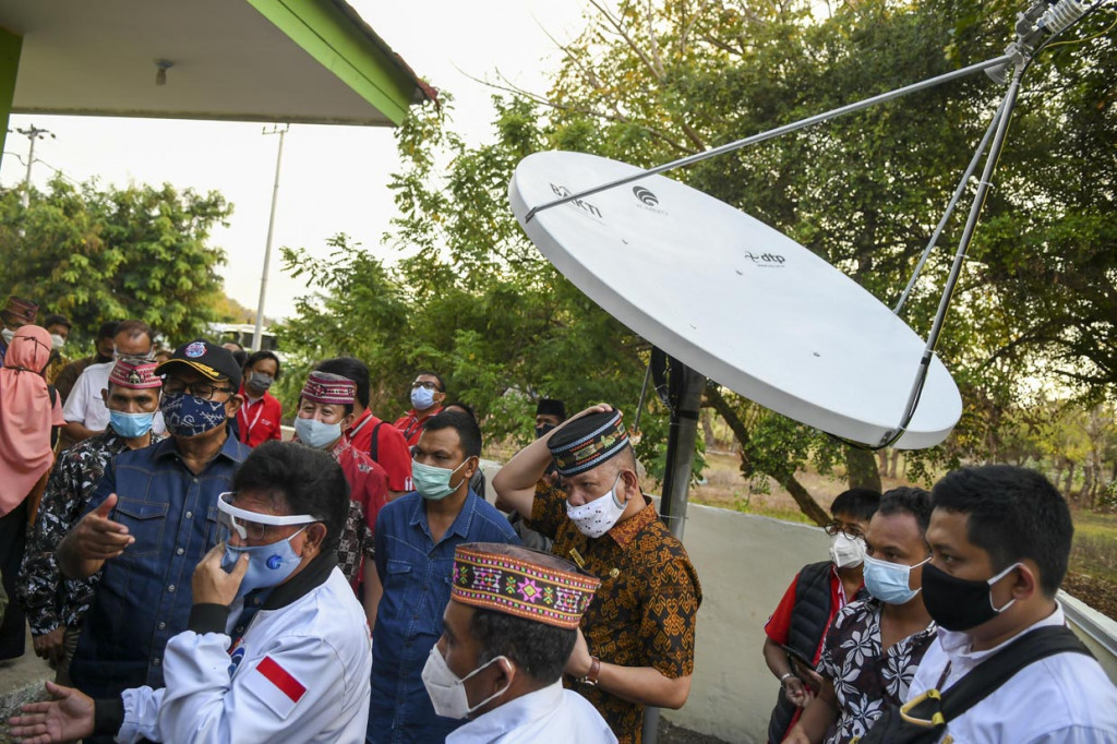 Menteri Komunikasi dan Informatika Johnny G Plate (ketiga kiri) bersama Wakil Gubernur Nusa Tenggara Timur (NTT) Josef Nae Soi (kedua kiri) meninjau lokasi hotspot superwifi di Manggarai Barat, Nusa Tenggara Timur.
